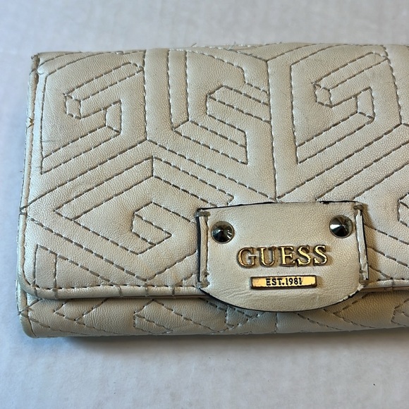 GUESS QUILTED WHITE WALLET - Picture 4 of 16